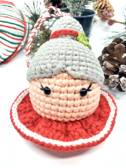 Mrs. Claus Amigurumi Ornament – The Heart of the Holidays 👵🎄